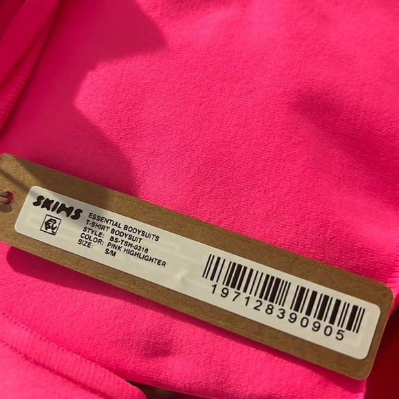NWT • Skims • ESSENTIAL T-SHIRT BODYSUIT • Pink Highlighter • S/M • READ INFO - Picture 3 of 4